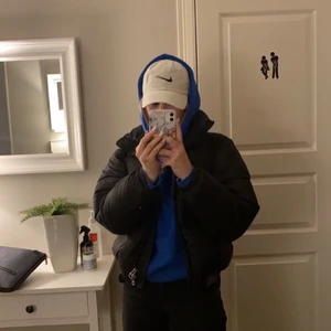 Vanlilj vit nike keps  - En fin nike keps som jag inte har nån användning av, har använt den Max tre gånger och den är i fint skick!💕