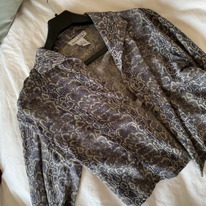 Blus i silke  - Trendig och snygg vintage blus i 100 % silke 🌼💫