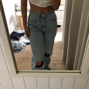 Ginatricot jeans 90s high waist  - Skitsnygga Jeans blå jeans från Gina tricot med hål på båda knäna. Om jag inte minns helt fel heller modellen ”90s high waist” de är inte suuuuoer höga utan går precis under naveln som ni ser. Jag är 160 och har vikt upp dessa byxorna när jag använt dem för att de är för långa som ni ser bild 3 därav passar de längre personer också. Änvända Max 3 gånger, super bra skick!! Storleken är 36 men jag har 34 i alla andra byxor så de passar 34 också!💌💓 köparen står för frakten🌈