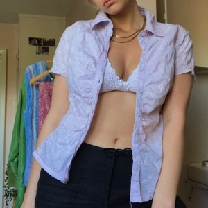 Så härlig skjorta! - Så härlig kortärmad ljuslila skjorta köpt secondhand☺️💞 Supersöta broderier på! Står strl 44 men skulle uppskatta den till en 38-40 (jag är en 38 som referens)❤️