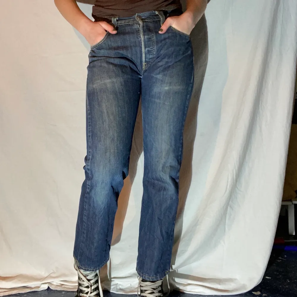 Perfekta Levis 501:or i fint skick!💘 Tidlösa klassiker som passar till det mesta. Storlek W 30 och L 32. Jag på bilden är 172 cm. Jag säljer även via instagram: @bored.vintage 🪐. Jeans & Byxor.