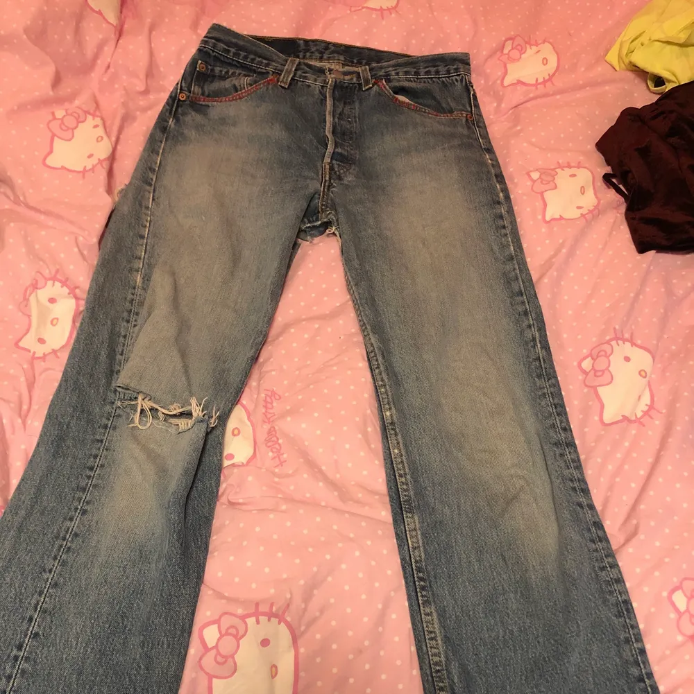 Gamla levis jeans. Ganska stora hål på rumpan går att laga om man vill men jag tycker de är coolt. Högmidjade. Väldigt mjuka och sköna. Jeans & Byxor.
