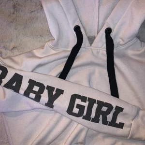 Croppad tjocktröja  - Tjocktröja, croppad, tryck på armarna ”babygirl”