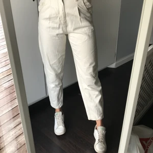 Beiga stradivarius slouchy jeans - Frakt ingår! Supersnygga beiga jeans från Stradivarius🧡 använd fåtal gånger och inga synliga slitage! 