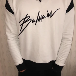 Balmain Tröja - Skit snygg och skön Balmain tröja, finns inga skador eller liknande fläckar på den. Tröjan är medium men passar folk som har small
