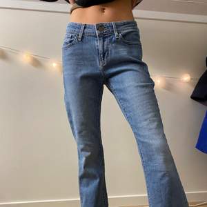 Sååå snygga 715 bootcut levis jeans. Sitter jätte fint och är lågmidjade. 😁😁 aldrig använda, säljer pga för små 😞 
