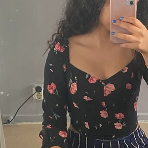 Tröja - En mag tröja som sitter tajt vid bröstkorgen och magen, men sitter fint och man kan röra sig gott