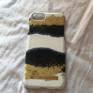 Mobilskal iPhone 7/8 - Trestyken mobilskal säljer för 50kr/st eller alla för 120kr. Det är inga sprickor i skalen men det har försvunnit lite guld färg på (bara på de gröna och vita)