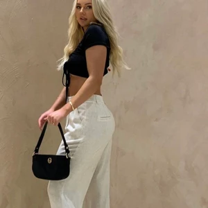 Populära linne byxor från nelly - Säljer ett par helt nya linne byxor från nelly som är slutsålda och oanvända. Orgnial pris 549, säljes då de ej passat mig😇 budgivning vid många intresserade!