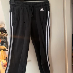 Adidas mjukisbyxor  - Ett hål i byxan men annars inget fel, se sista bilden 