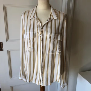 Guld/vit blus - Blus med 2 fickor som man kan använda för mycket! Jätte bekväm och lagom lång!