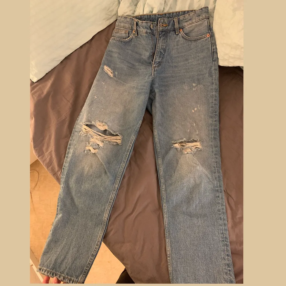 Jeans från Monki i väldigt bra skick säljer pga förstora för mig😌 . Jeans & Byxor.