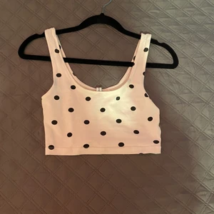 Croppat prickigt linne strl xs - Ska sälja detta linnet jag köpte från h&m 2019. Linnet är i bra skick, jag säljer de för att jag inte känner mig bekväm i det för att jag har vuxit ur det. Det är inte jätte stretchigt, och passar därför bara xs-s/A & B-cupa😁💗