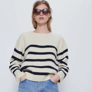 randig stickad från zara - Randig stickad tröja från zara. Jättefin!🌸🌸🦋🦋 storlek S