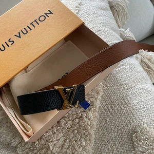 LOUIS VUITTON SKÄRP - KNAPPT ANVÄNT. Kan användas som både brunt och svart då man kan byta plats på ”LV” emblemet