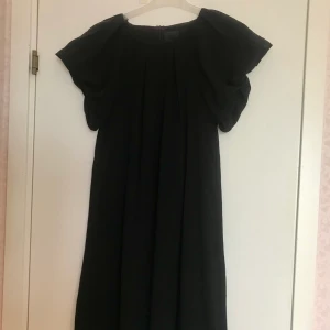 Svart klänning - Svart klänning med puffar. Slutar precis vid knäna. Kan mötas upp i Gbg