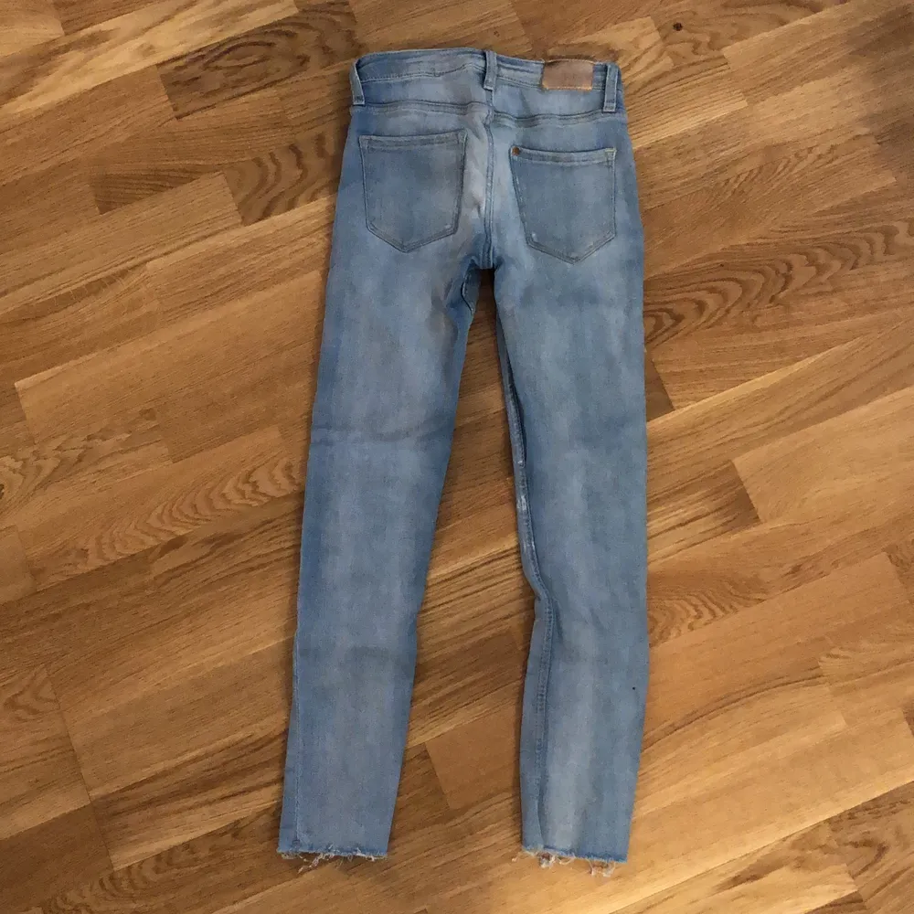 En par jeans från H&M som är för tjejer 9-10 år (140). Den är varm och jätte bra att ha på sig.. Jeans & Byxor.