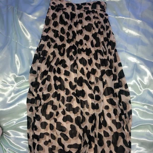 Ny plisse kjol  - Säljer fint kjol som fick ingen användning 