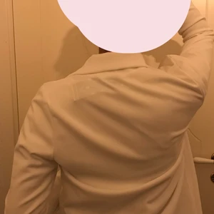 cardigan blazer - Säljer en helt ny cardigan/blazer från bohoo i vit❤️