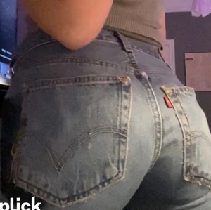 Levis jeans - Säljer Levis jeans! Jag har sytt in fickorna där bak, sen är dom insydda i midjan för det var väldigt stora innan och det har ett litet hål vid skrevet men det gå bara att sy in❤️ dom som en smäck på mig som är 36, S och 168 lång.💕💕