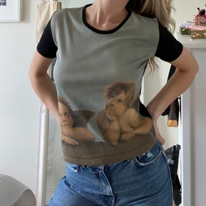 Topp - Finaste toppen med änglar på köpt secondhand, kommer tyvärr inte till användning. Står ingen storlek men skulle gissa på M 💞