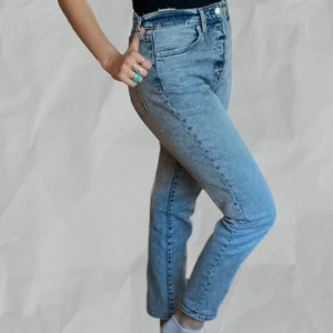 H&M lös fit - Jeans som är lösa och ljus blåa. Dem sitter stramare vid höften och sen är mer lösa längre ner. Jag är 166 och de sitter jätte bekväma! Köpte de föra året men har inte använt dem. Skriv privat för mer bilder/info