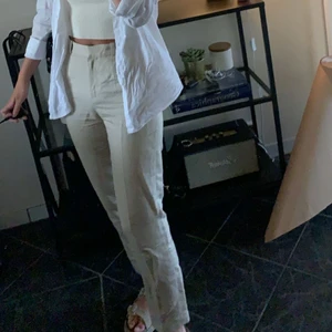 Other stories byxor - Säljer mina other stories byxor som tyvärr blivit för korta (jag är 168cm för referens), inga tecken på slitage. Köpta förra året