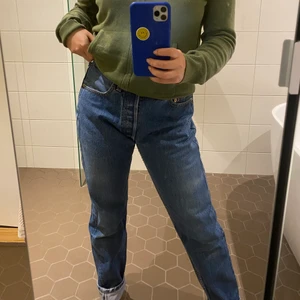 Levis jeans - Fint skick, har en liten fläck på knäet, skickar gärna bild. Se midjemått tredje bilden, jag på bilderna har w 27 och är 160 lång i nya byxor för ytterligare referens🌷