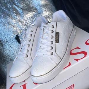 GUESS SKOR - Helt nya skor, använda 1 gång.