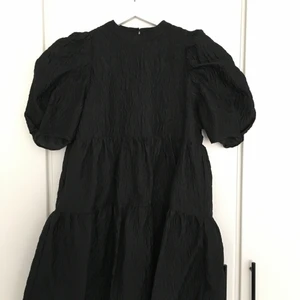 Klänning - Gina Tricot klänning. Använd en gång- som ny. Stl 38.  Nypris 700 SEK