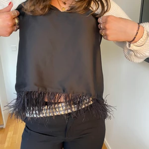 Fjäder topp - Så fint linne från zara!! Trendigt just nu!!!! Kan skicka men köparen står för frakt💕💕 Buda från 100kr HÖGSTA BUD: 110kr🔥