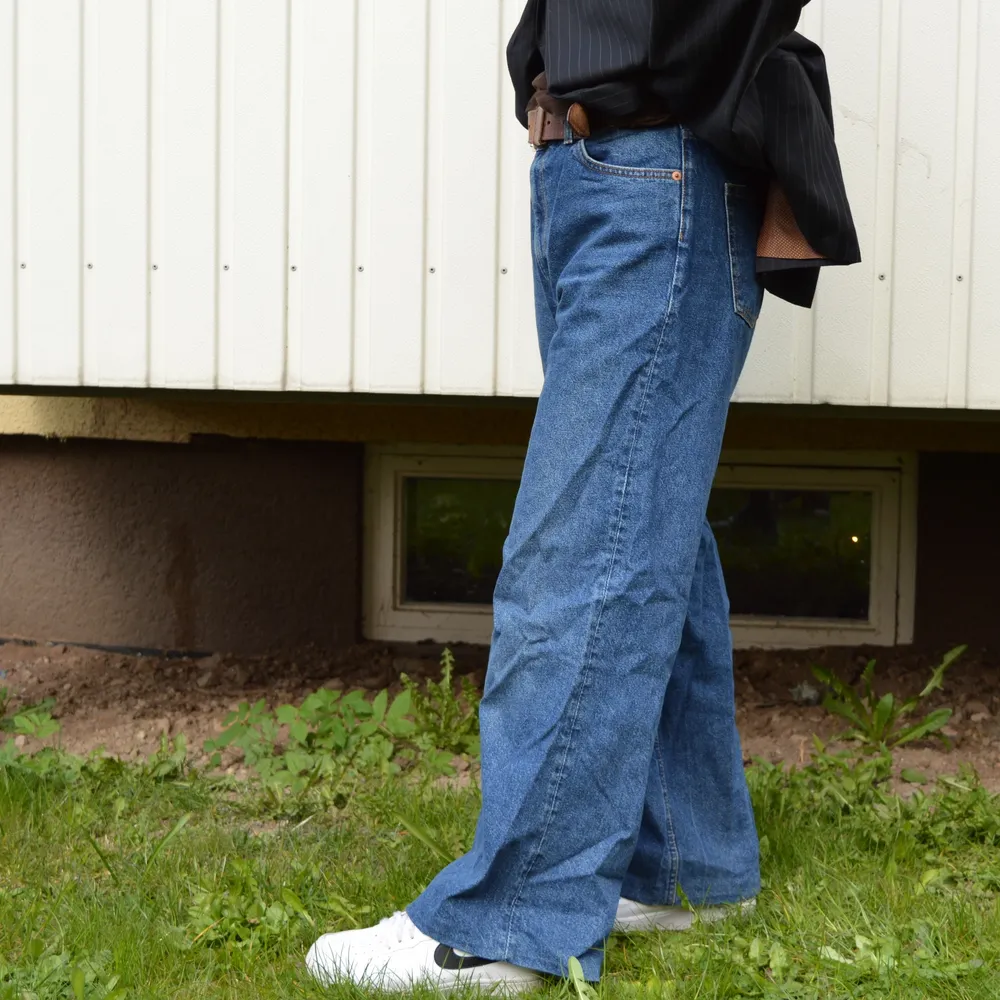 Blåa raka jeans från monki. Uppsydda efter mig som är 160cm. Supersnygg passform . Jeans & Byxor.