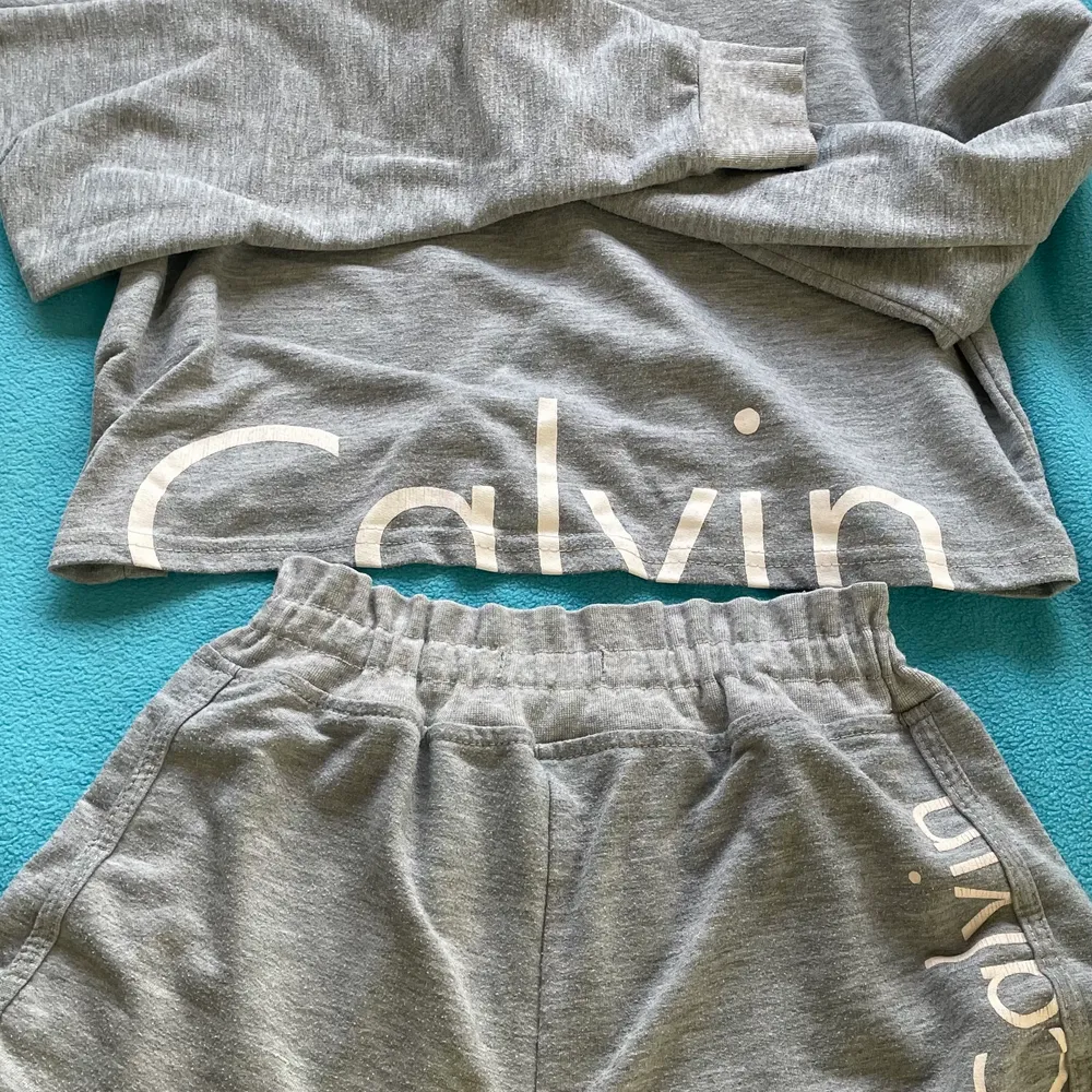 Ett Calvin Klein, pyjamas set. Lite urtvättad men ändå bra skick. Kontakta privat för mer information. Köparen står för frakt. 👙. Övrigt.