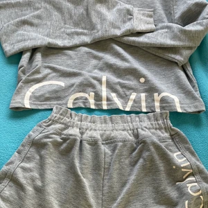 Calvin Klein - Ett Calvin Klein, pyjamas set. Lite urtvättad men ändå bra skick. Kontakta privat för mer information. Köparen står för frakt. 👙