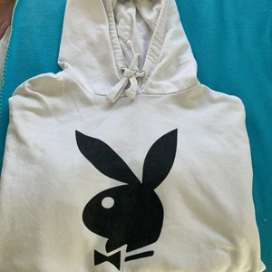 Playboy hoodie - Säljer denna Playboy hoodien. Fint skick. Använd ett fåtal gånger. Kontakta privat för frågor!! 💗 Köparen står för frakt