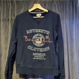 Bondelid tröja  - Knappt använd bondelid tröja i marinblå. Frakten är på ett ungefär. Köparen står för frakten. Buda i kommentarerna 💙