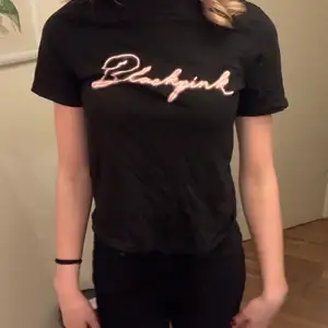 En svart t-shirt med tryck