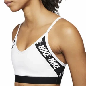 Nike sport  - hej jag säljer denna vackra sport-bh, använd den aldrig, eftersom jag inte sportar, fler bilder skriv mig, den är som ny,  original priset: 399kr, jag säljer för 200kr 