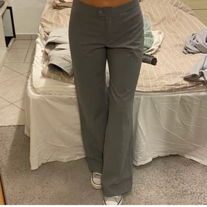 Raka kostymbyxor - Jätte fina kostymbyxor köpta här på plick, tyvärr är dem för små för mig och drf säljer jag vidare:/💞 tjejen på bilden är 168!!😊