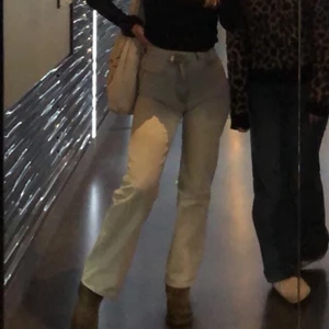 Levis jeans lose fit straight  - Säljer mina fina Levis jeans pågrund av att dom inte kommer till användning eftersom det inte är min stil riktigt, sitter rätt tight på mig är 173 lång och dom är i storlek 25 så 32/34. Endast använt ett par gånger så bra kvalite, kan skicka fler bilder privat. Nypris 1300kr 