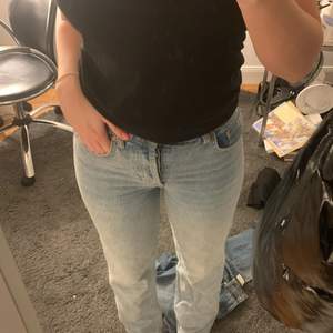 Jätte snygga mid rise jeans från asos i en ljus färg. Sitter skit bra men använder ej längre. Sitter perfekt i längden för mig som är 166