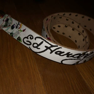 Ed Hardy Bälte - Då förra Ed Hardy bältet var så populärt så lägger jag upp denna med! 🤩                                                                 I fint skick, använd ngra ggr samt tagit ett extra hål på det inte riktigt passade på mig.                                  Skriv för fler bilder💕 Betalning via swish! 