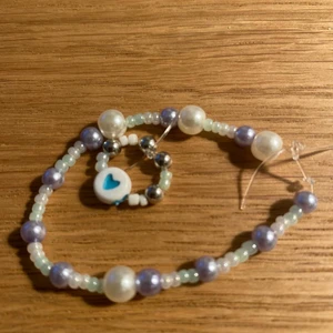 Smyckes paket✨✨ - Ett paket med armband, en ring och örhängen✨ super gulligt och fint 🤍 man kan köpa enskilt också det är bara att skriva privat med mig så säger jag priset🥰