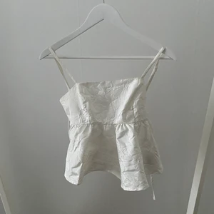 Fint linne! - Fint linne från GinaTrocit med mönster på! Aldrig använt, inköpspris 299kr. Skriv privat för bilder på!