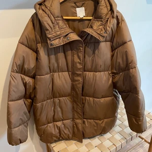 Brun pufferjacket - Varm vinterjacka från H&M puffer modell, oversized. Bra skick 🤍 gratis frakt!