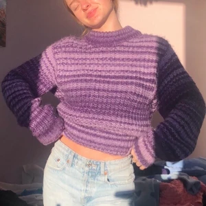 Lila stickad tröja  - Säljer denna sjukt snygga stickade tröjan från zara som jag köpte förra året men har aldrig kommit till användning! den är i toppenskick, passar även större.