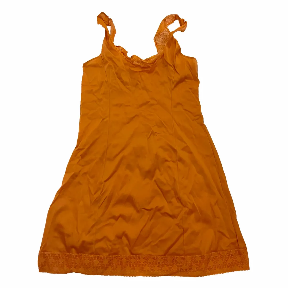 Söt orange kort klänning med diamant och spetstdetaljer!😍🟧🧡💛✴️. Klänningar.