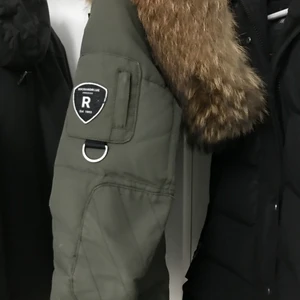 Vinterjacka - Säljer min fina Rock and Blue Vinterjacka som är i bra skick och endast använt under en vinter, säljer det pga att jag köpt en ny. Ord. Pris: 5000 Nytt pris: 2500kr pris kan diskuteras vid snabb affär 