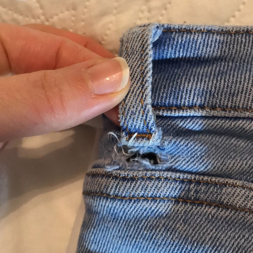 Snygga denim jeans i storlek 36. Litet hål under en av skärp-öglorna som inte syns om man inte tar upp öglan. Sitter skönt! . Jeans & Byxor.