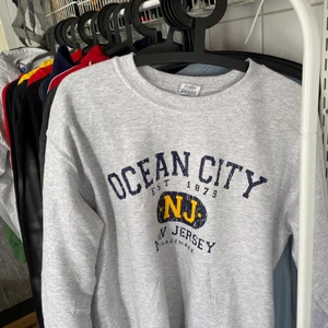 Vintage bulk 25 tröjor - 25 stycken vintage tröjor, crewnecks och hoodies i bra skick. Mycket adidas och champion men även andra märken. Alla tröjor är i storlek S.  Fler bilder i PM! Vid användning av Plick SafePay betalar köparenavgiften!  Frakt betalar köparen för om vi inte kommer överens om något annat!